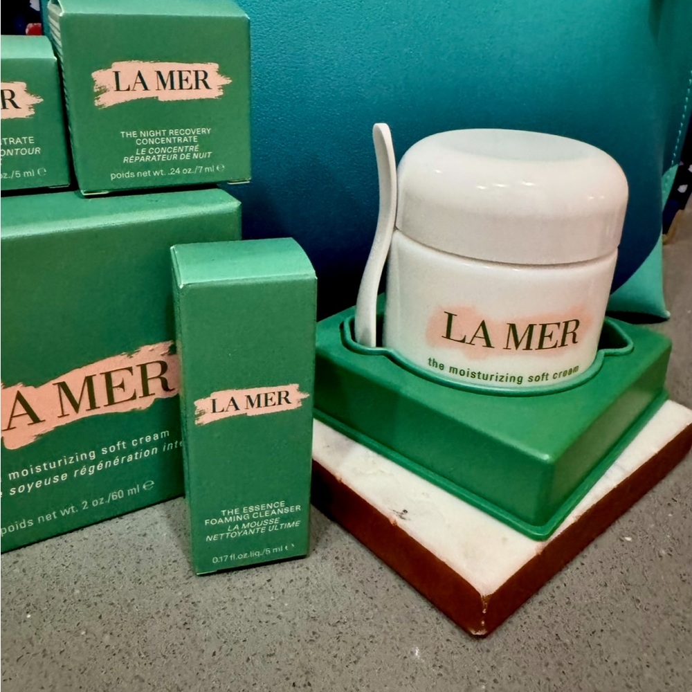 La Mer Soft Cream with free deluxe samples and gradient pouch - Picture 4 of 5